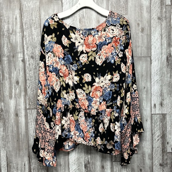 ⭐️Romantic Gypsy Floral Flutter Sleeve V-Neck Top NWT [6041] - Picture 2 of 11